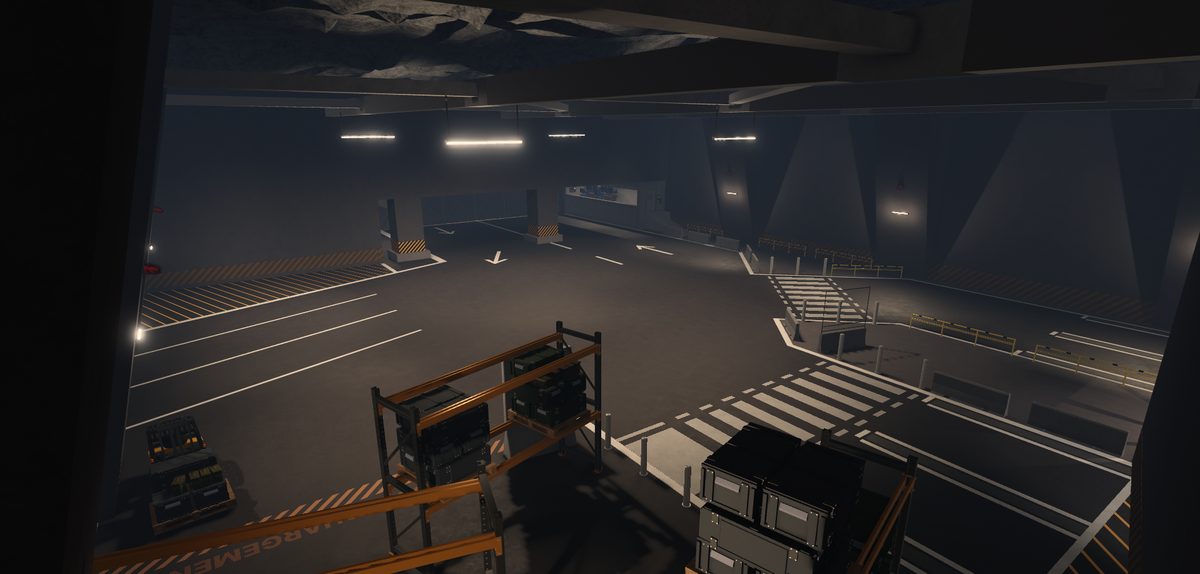 Zone de chargement souterraine du complexe, caisses sur palettes et véhicules.